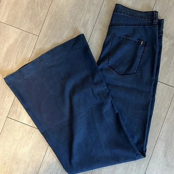 Vertigo Ultra High Rise Super Wide Stretch Denim Jeans, Size 29 - Picture 1 of 12